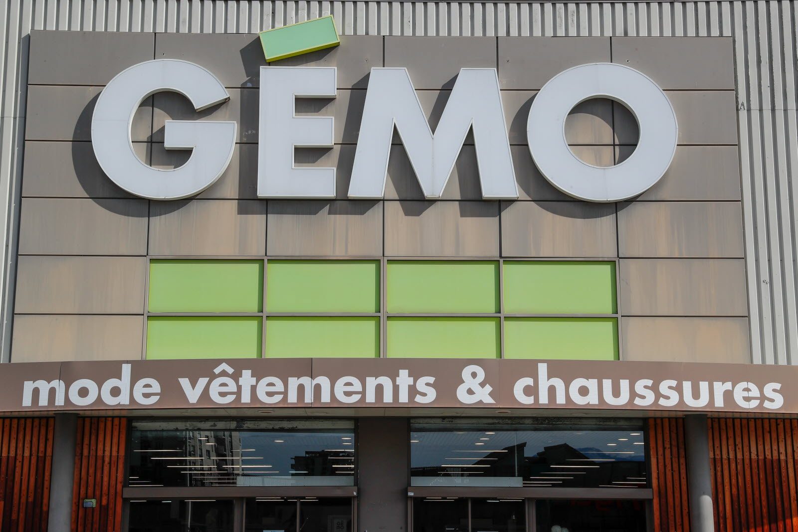 Enseigne lumineuse eclairee gemo