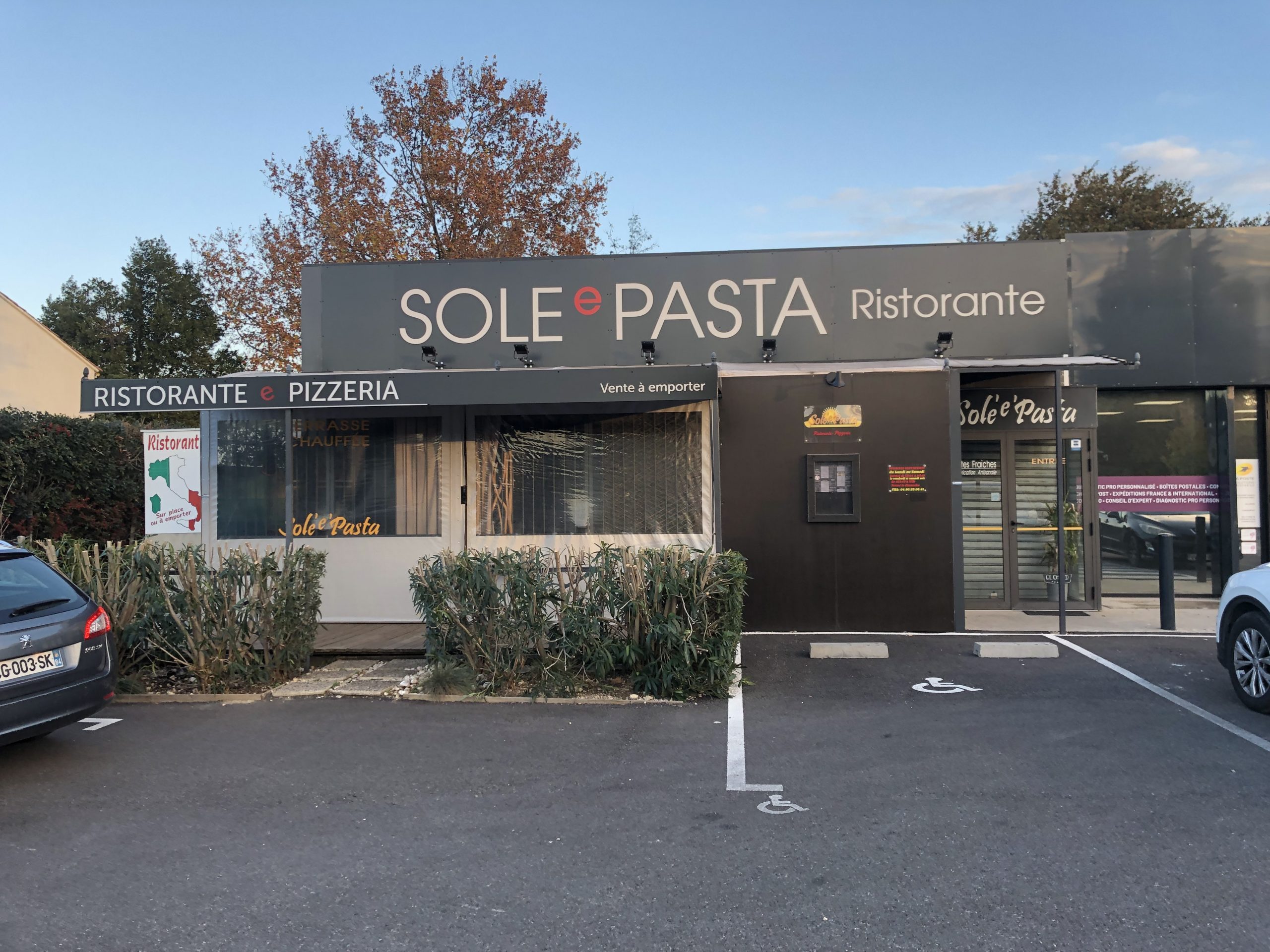 Façade lumineuse de restaurant — réalisation Premium Enseigne