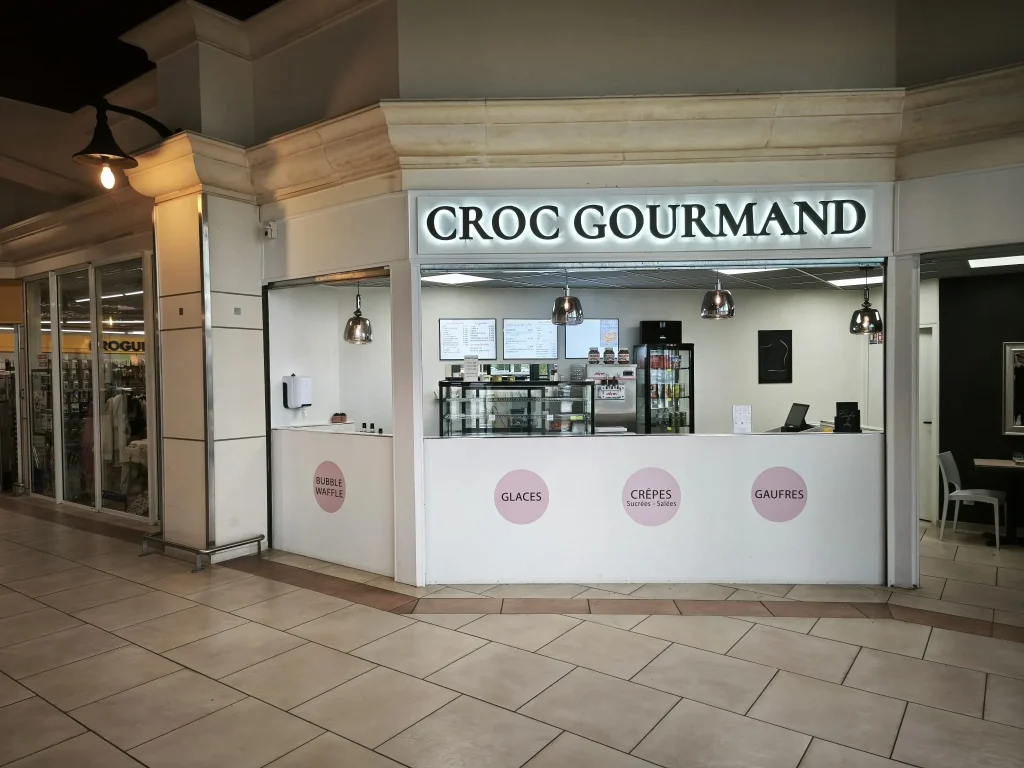 Kiosque Croc Gourmand en galerie avec enseigne tôle tablette