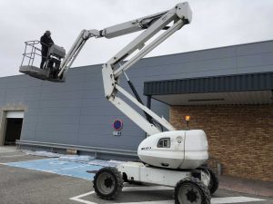 Poseur enseigne avec nacelle