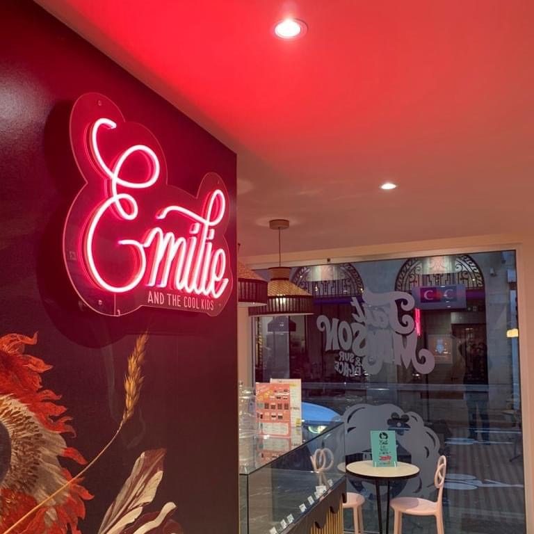 Enseigne lettres decoupees neon