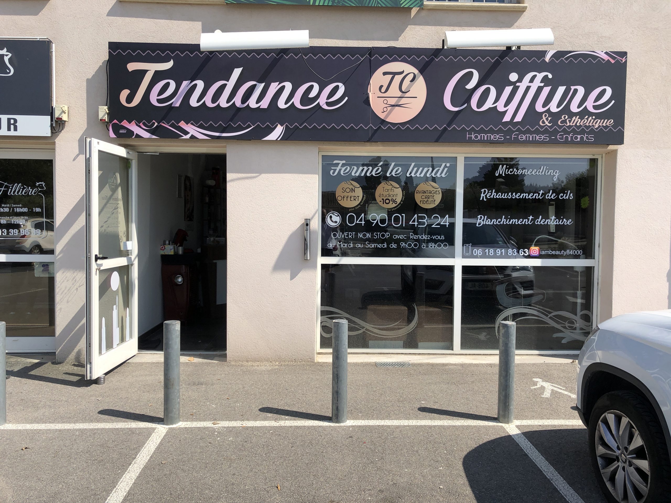Enseigne lumineuse eclairee pour commerce de coiffeur