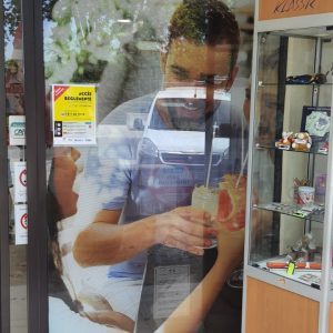 La prestation de pose d'enseigne est une étape cruciale dans le processus de mise en place d'une signalétique efficace pour votre entreprise. C'est le moment où l'enseigne que vous avez conçue et fabriquée est installée sur le site choisi, qu'il s'agisse d'une façade extérieure, d'une vitrine, d'un toit ou d'un emplacement intérieur. Voici les détails importants concernant la prestation de pose d'enseigne :