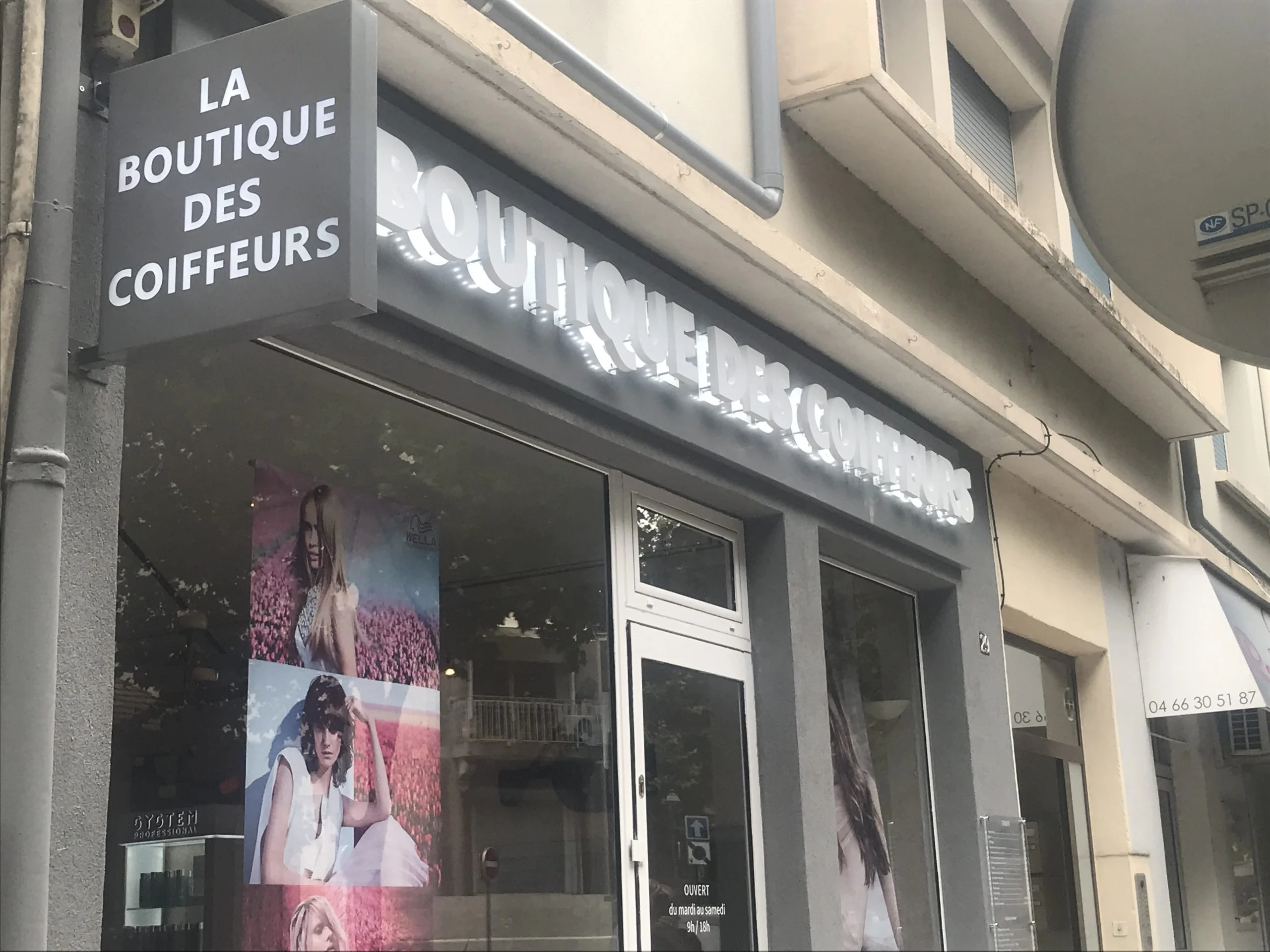 Lettres lumineuses et enseigne drapeau La Boutique des Coiffeurs vues en perspective