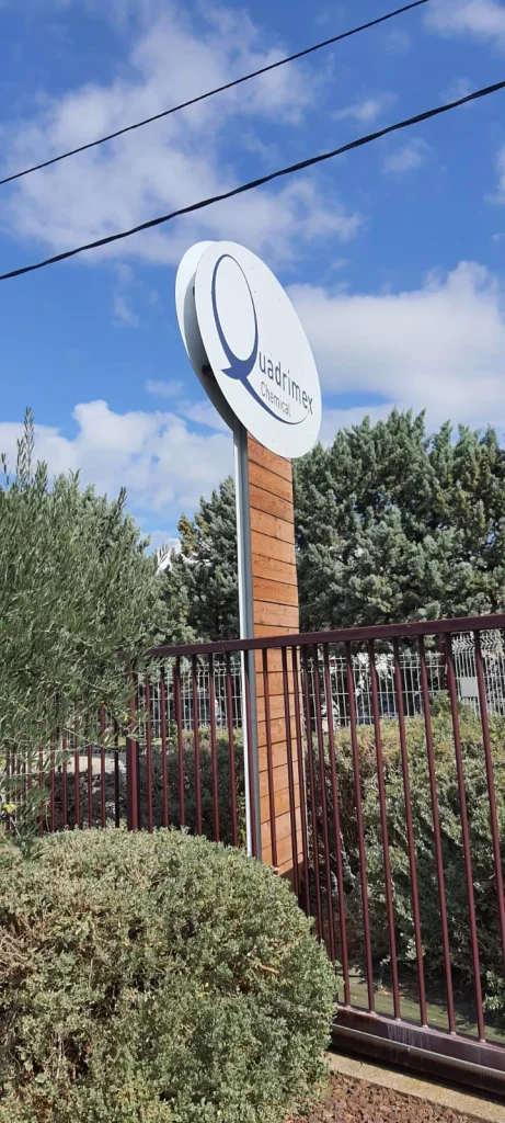 Totem ovale Quadrimex Chemical monté sur un poteau habillé de bois