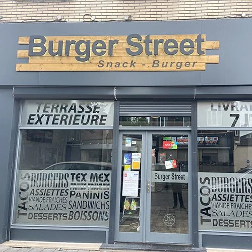 Lettres effet bois Burger Street Snack Burger sur façade grise avec vitrophanie