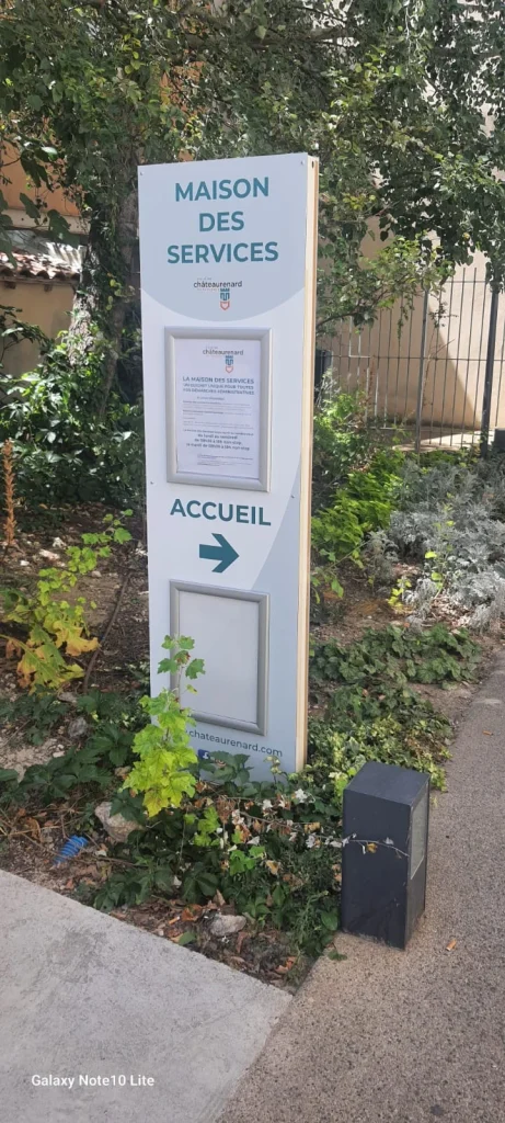 Totem blanc Maison des Services avec affiche et flèche Accueil vers la droite