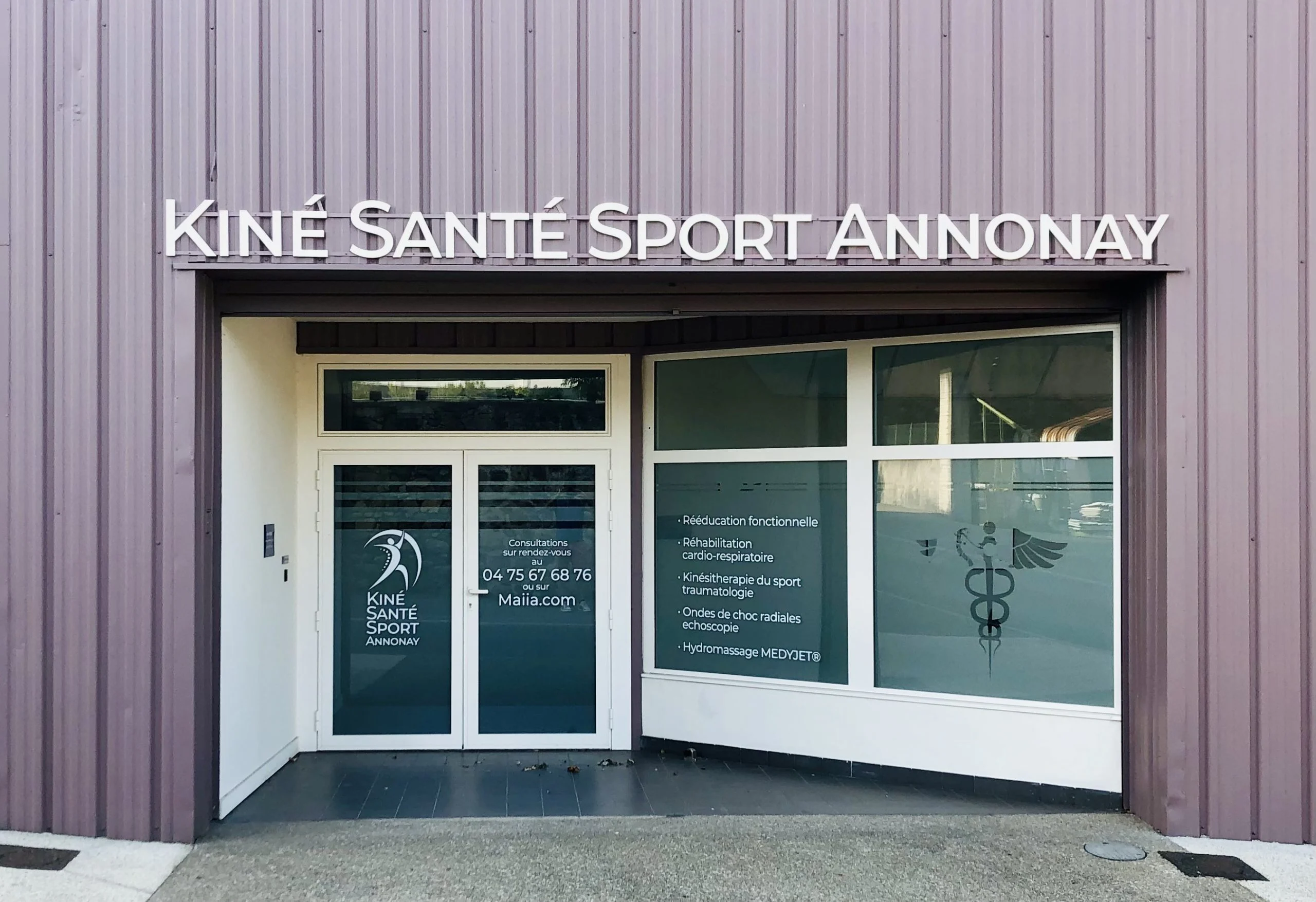 Lettres blanches Kiné Santé Sport Annonay et vitrophanie médicale sur une façade en bardage