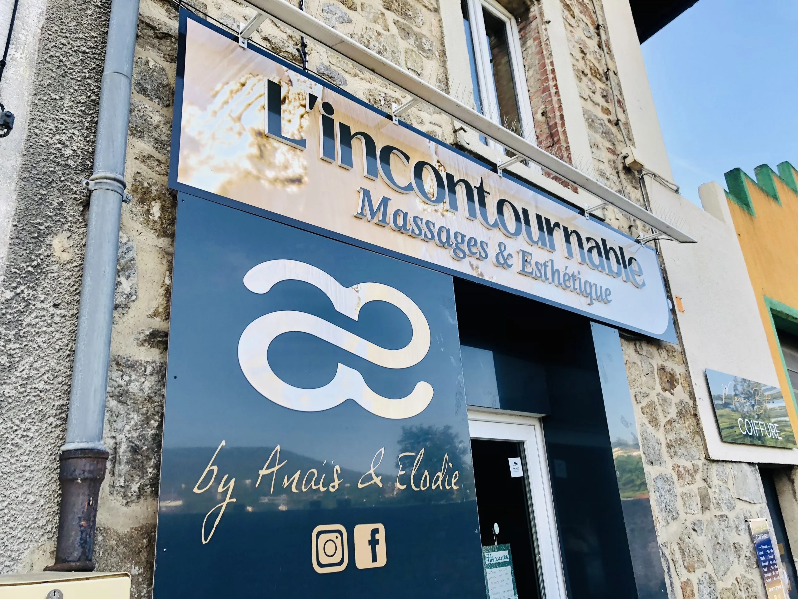 Lettres relief L’Incontournable Massages et Esthétique sur bandeau miroir et façade bleu foncé