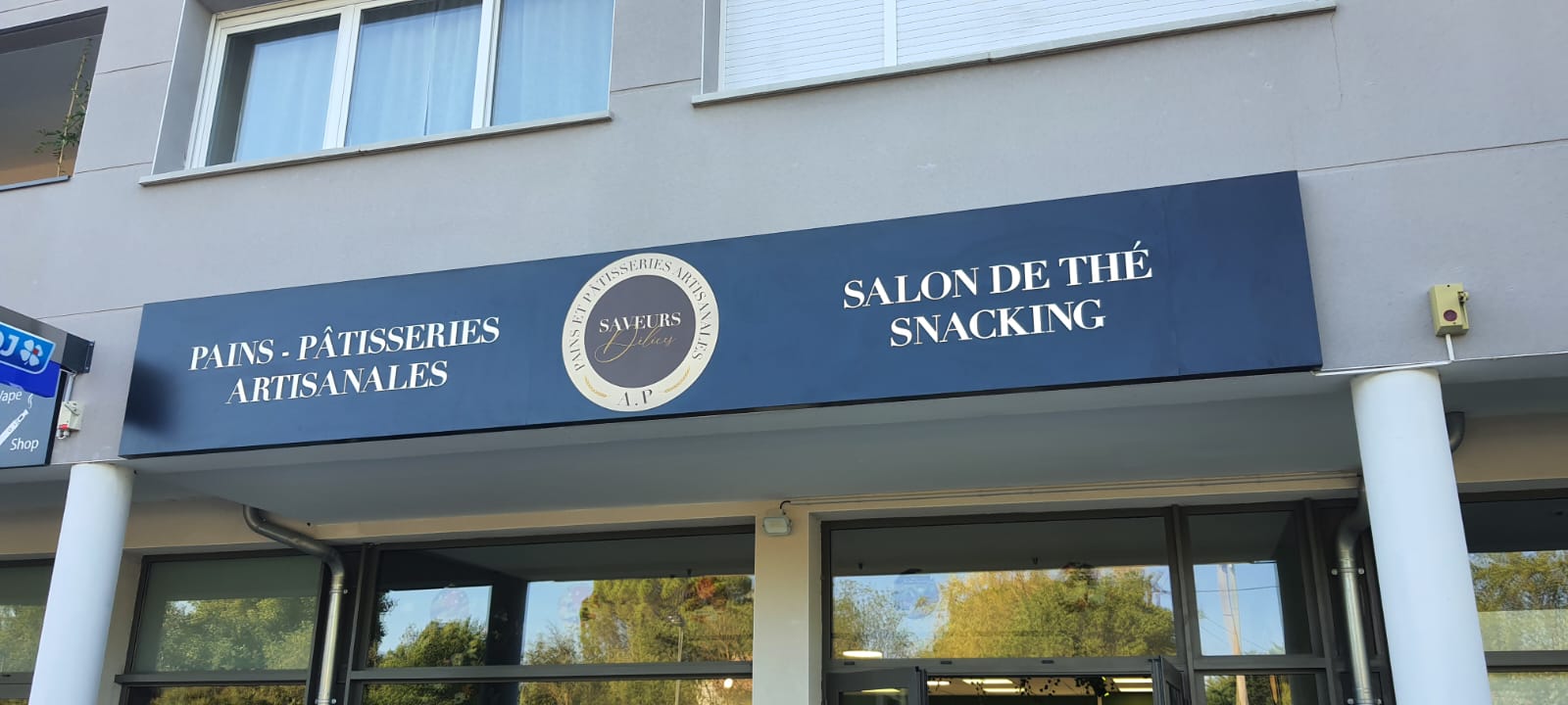 Microperfore vitrine panneau alu boulangerie
