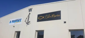Panneaux Élite Marée et Provence Marée installés sur un bâtiment avec ancre murale