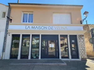 Pose d’un panneau pour un magasin