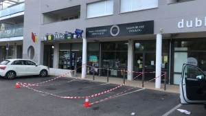 Façade complète Saveurs d’Antan avec bandeau noir, vitrines et zone de chantier balisée