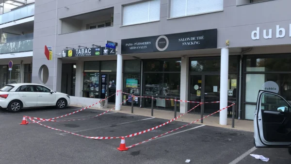 Façade complète Saveurs d’Antan avec bandeau noir, vitrines et zone de chantier balisée