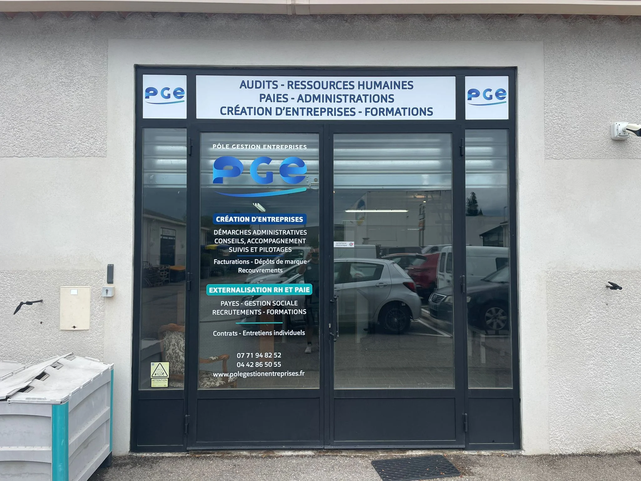Enseigne lettres découpées et adhésifs lettrage poset et depose pge visible sur la photographie