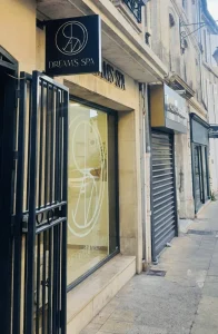 Enseigne lettres découpées et adhésifs drapeau visible sur la photographie