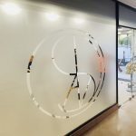 Enseigne lettres découpées et adhésifs depoli – Faut-il déclarer une enseigne en mairie ?