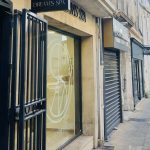 Enseigne lettres découpées et adhésifs drapeau – Faut-il déclarer une enseigne en mairie ?
