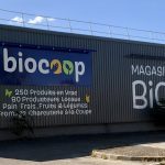 Enseigne lettres découpées et adhésifs lettrage biocoop – L’enseigne double face : un atout pour les rues passantes