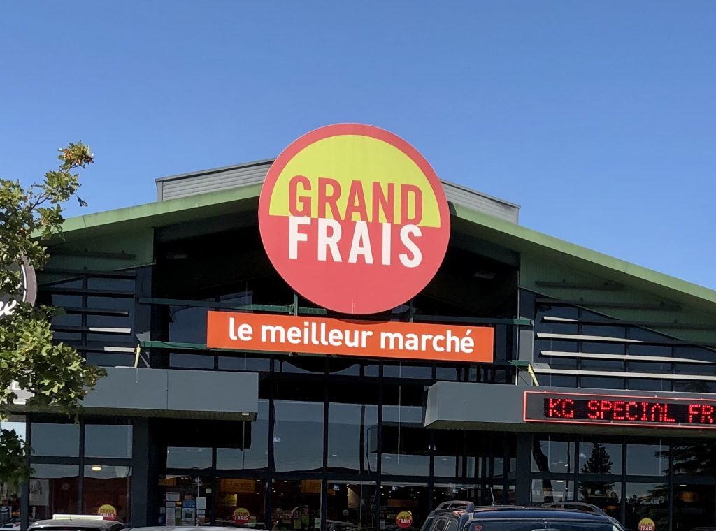 Enseigne lettres découpées et adhésifs lettrage