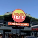 Enseigne lettres découpées et adhésifs lettrage caisson – L’enseigne double face : un atout pour les rues passantes