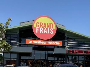 Enseigne lettres découpées et adhésifs lettrage