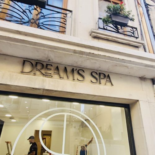 Enseigne lettres découpées et adhésifs lettrage