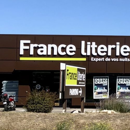Enseigne lettres découpées et adhésifs lettrage