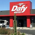 Enseigne lettres découpées et adhésifs lettrage moto – L’enseigne double face : un atout pour les rues passantes