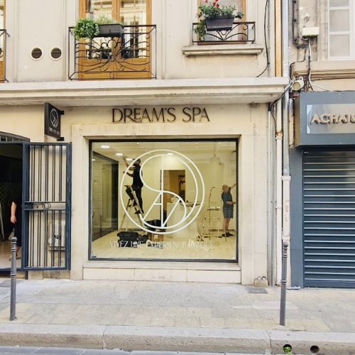 Enseigne lettres découpées et adhésifs lettrage