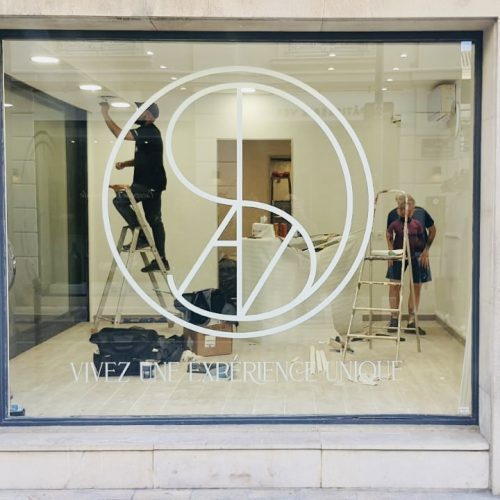 Enseigne lettres découpées et adhésifs lettrage