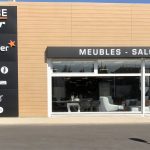 Enseigne lettres découpées et adhésifs lettrage salons – L’enseigne double face : un atout pour les rues passantes