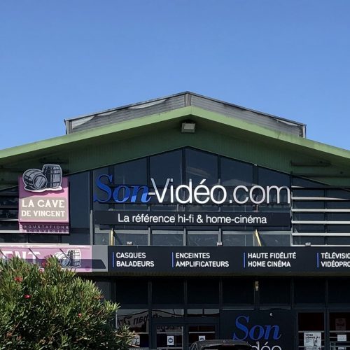 Enseigne lettres découpées et adhésifs lettrage