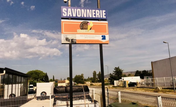 Totem extérieur avec panneau Savonnerie et enseigne Gelato Gourmand