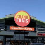 Enseigne lettres découpées et adhésifs lettrage caisson – L’enseigne double face : un atout pour les rues passantes