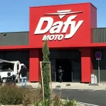 Enseigne lettres découpées et adhésifs lettrage moto – L’enseigne double face : un atout pour les rues passantes