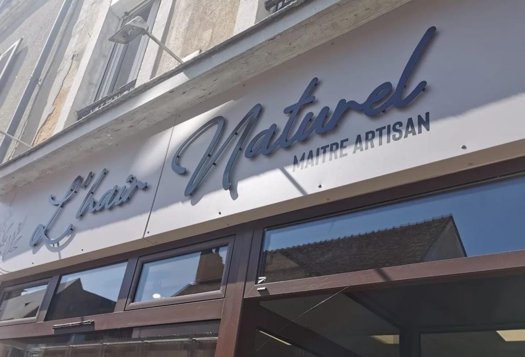 Enseigne en lettres découpées à Marseille