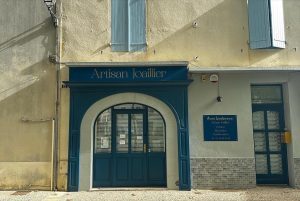 Enseigne avec drapeau à Marseille
