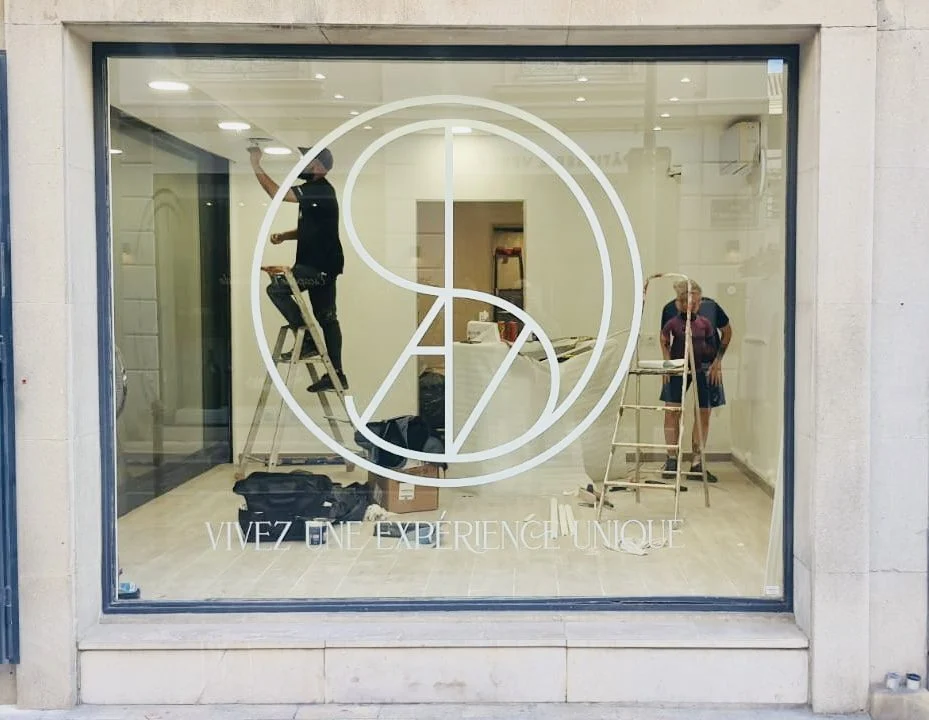 Enseigne lettres découpées et adhésifs lettrage poses visible sur la photographie