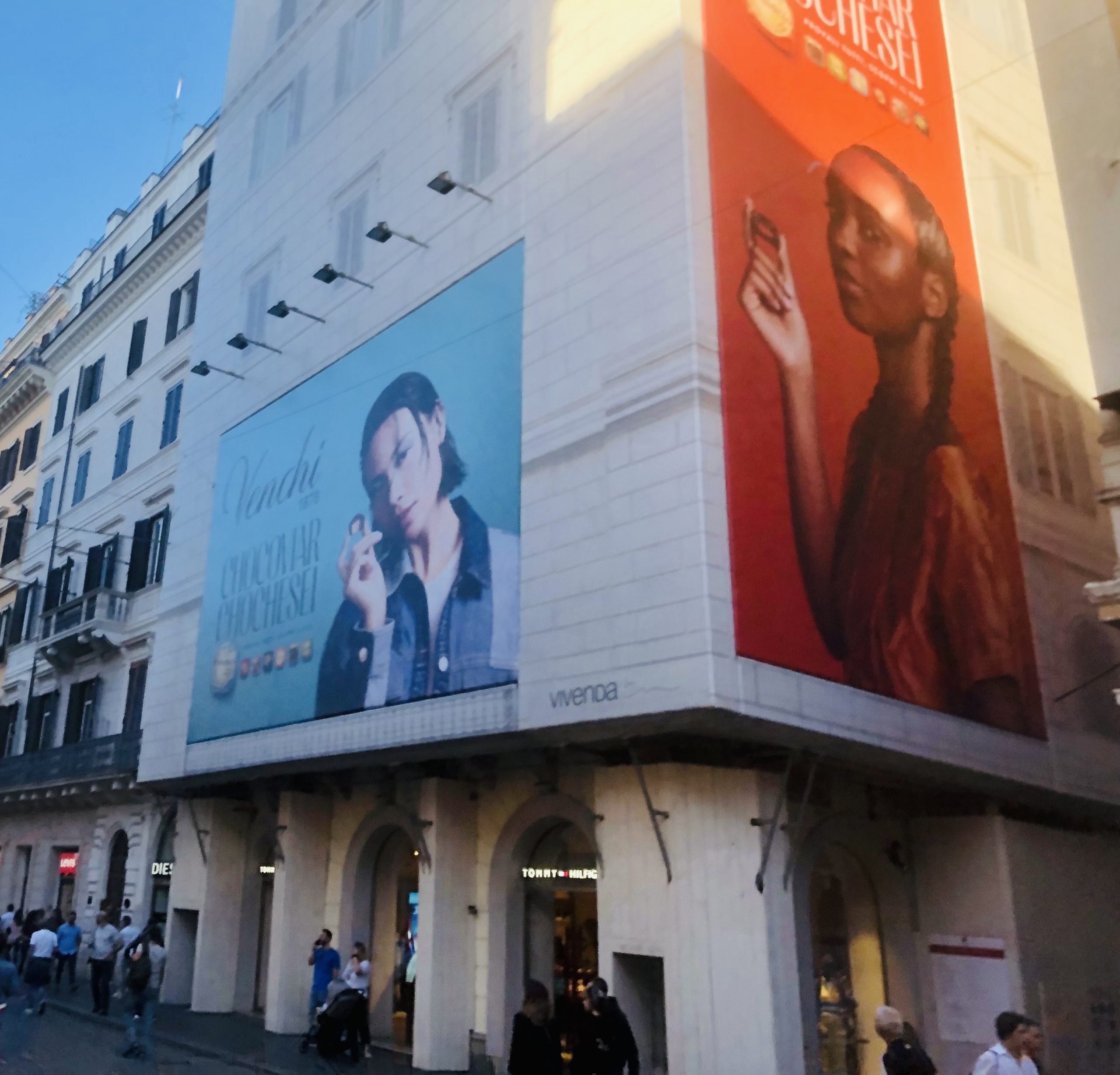 Adhesif facade magasin paris