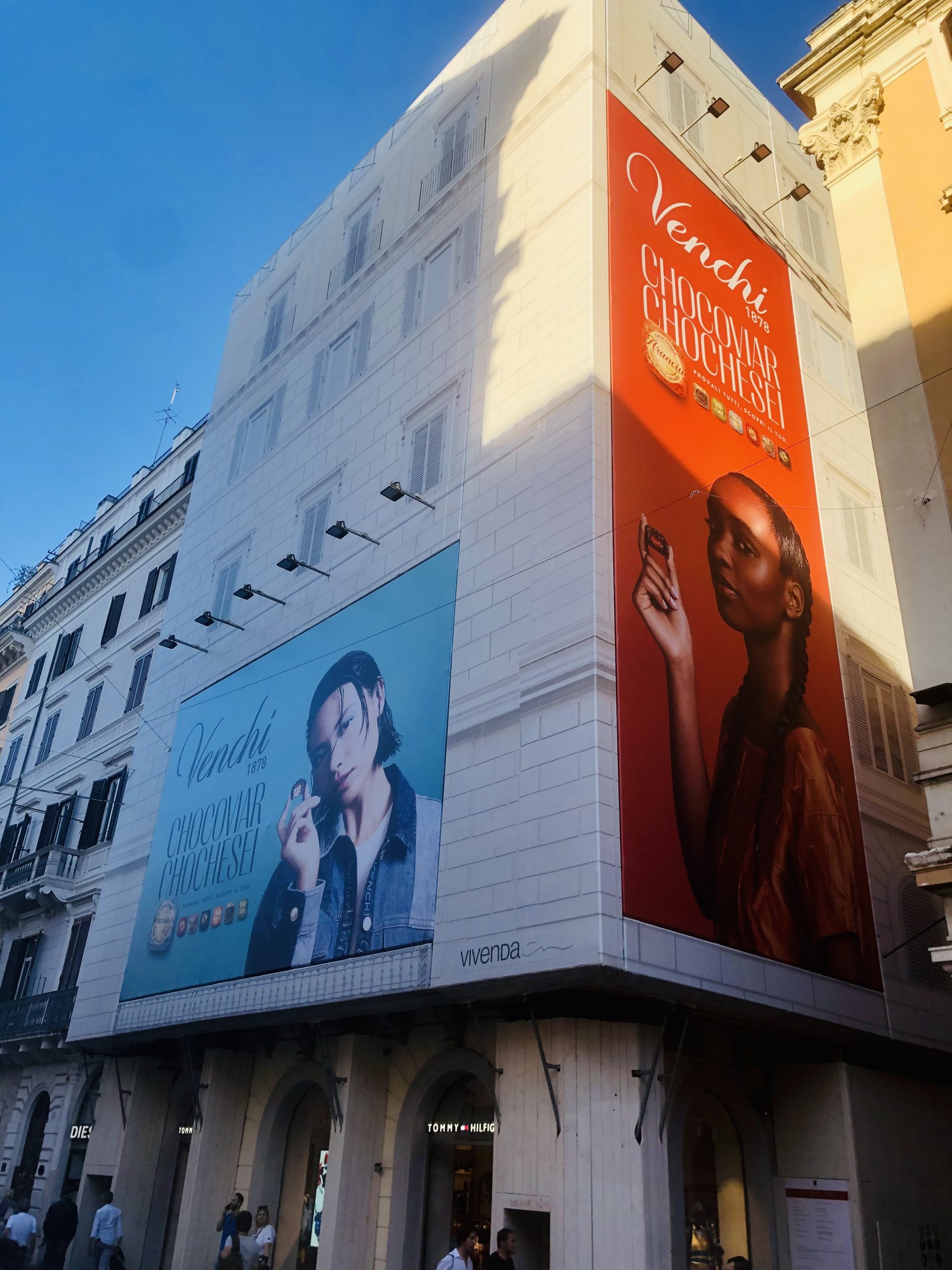 Adhesif facade magasins