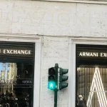 Enseigne lumineuse lettres découpées Armani – Panneau extérieur : réglementation, autorisations et règles à respecter