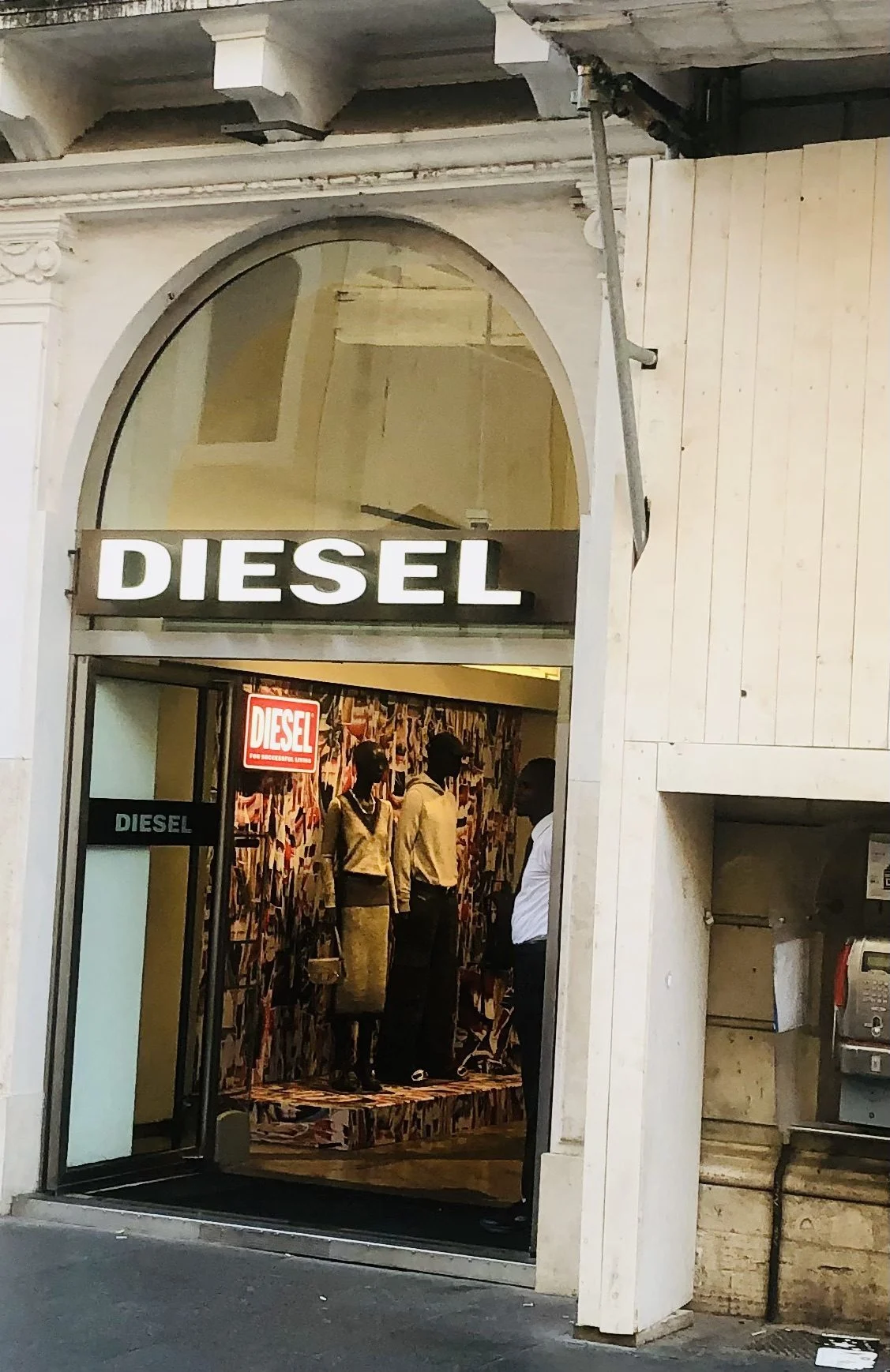 Enseigne lumineuse lettres découpées Led présenté sur cette photographie