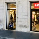 Enseigne lumineuse lettres découpées Levis – Panneau dibond : avantages, usages et inconvénients