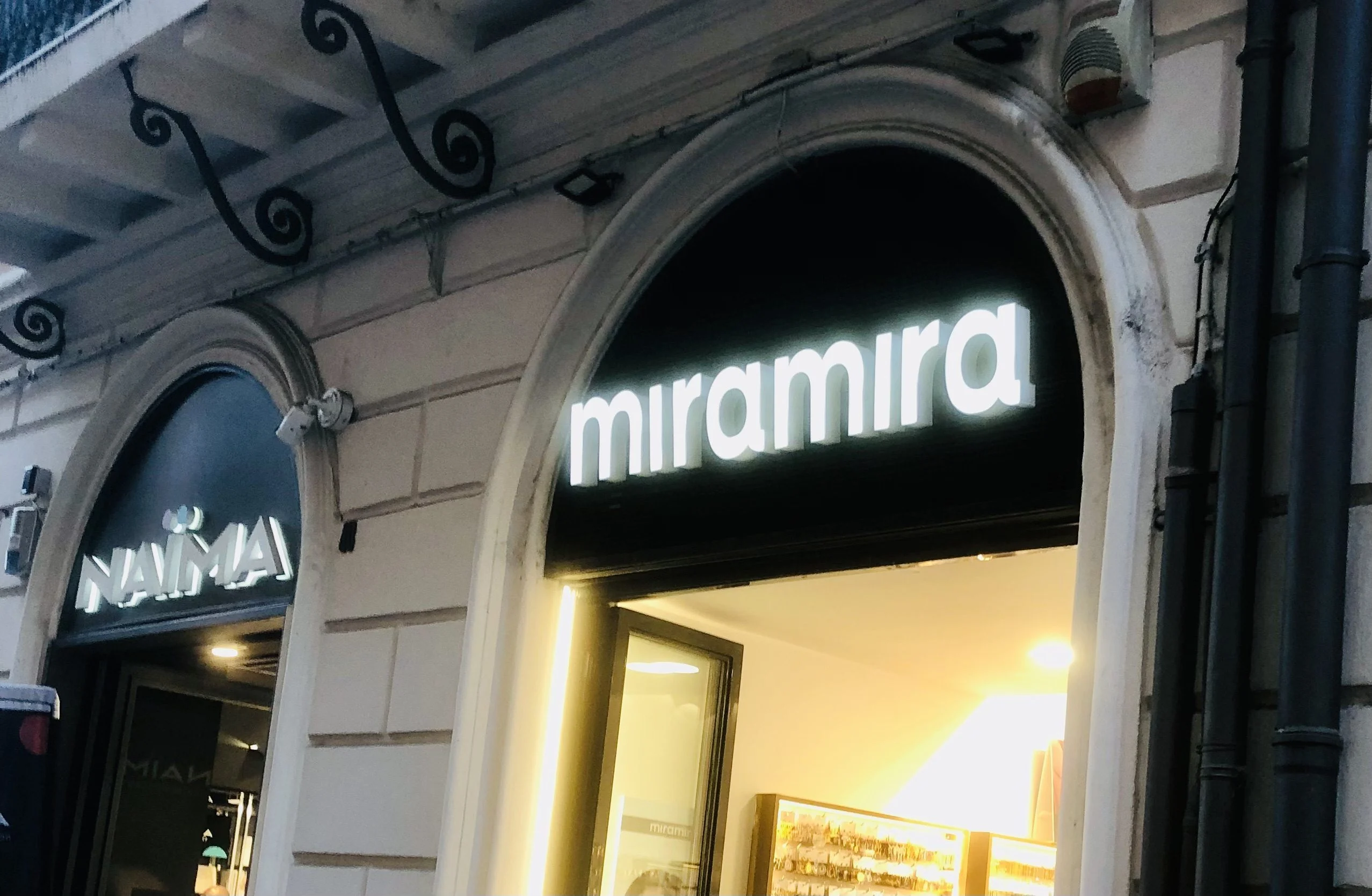 Enseigne lumineuse lettres découpées Vintage présenté sur cette photographie