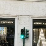 Enseigne lumineuse lettres découpées Armani – Panneau extérieur : réglementation, autorisations et règles à respecter