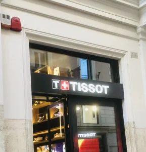 Enseigne lettres découpées paris marseilletissot visible sur la réalisation