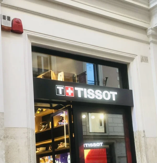 Enseigne lettres découpées paris marseilletissot visible sur la réalisation