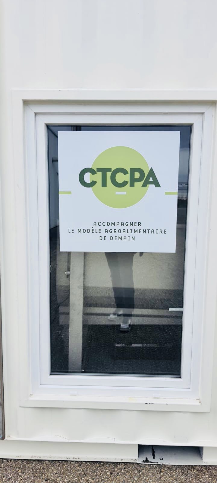 Etude et fabrication et pose dadhesifs dans un contener