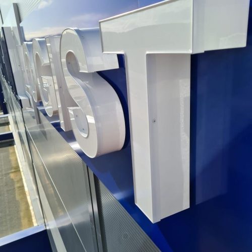 Enseignes Boîtiers Non Lumineuses avec Lettres Découpées : L'Elégance du Relief